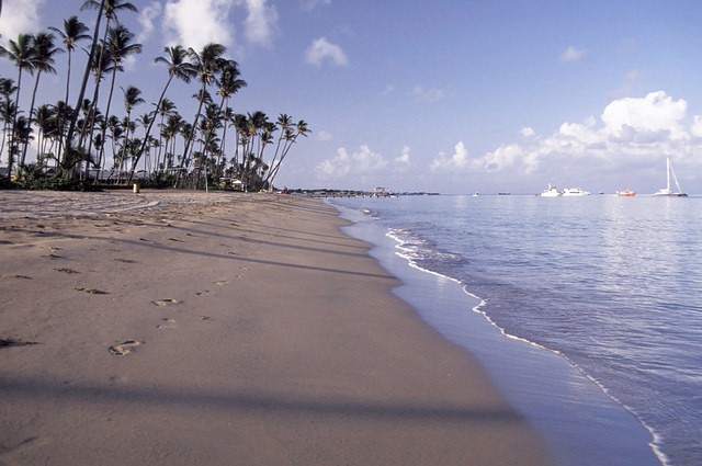 a typical example of a beach on Nevis islanD ©John Jefferis/flickr