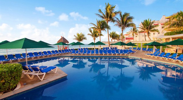 Swimming pool at Royal Solaris Cancun Resort Marina and Spa