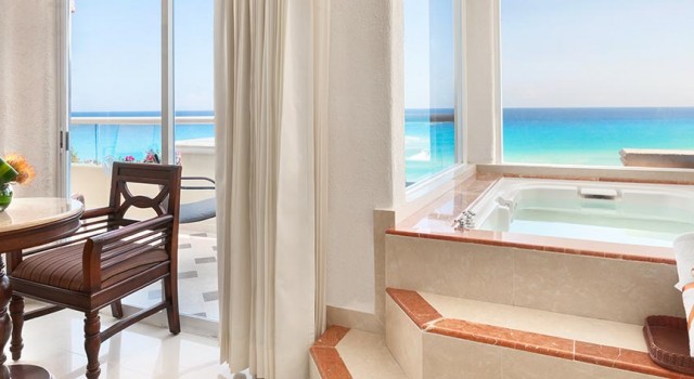 Suite with jacuzzi at Gran Caribe Cancun