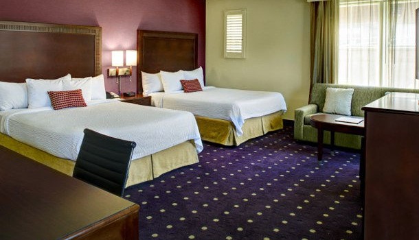 Guest room at Courtyard Kansas City Country Club Plaza