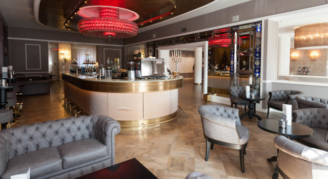 Lobby bar at Plaza Lucchesi Hotel